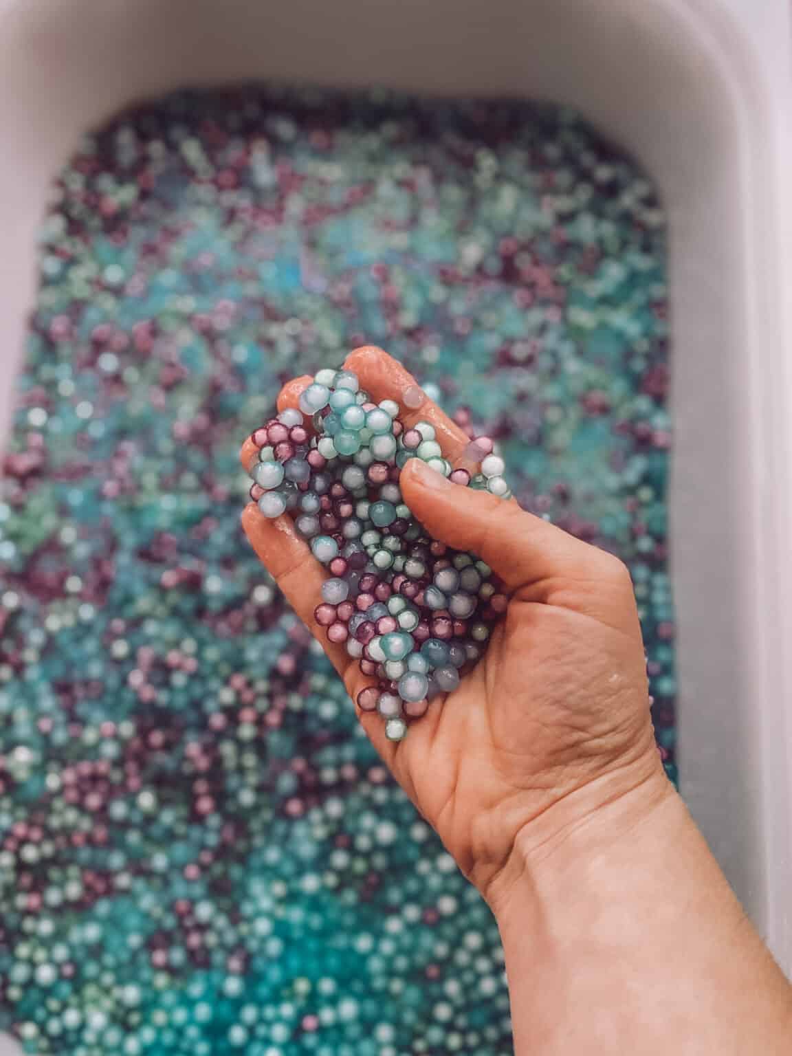 Make your own Taste Safe Water beads perfect for toddlers! Niños
