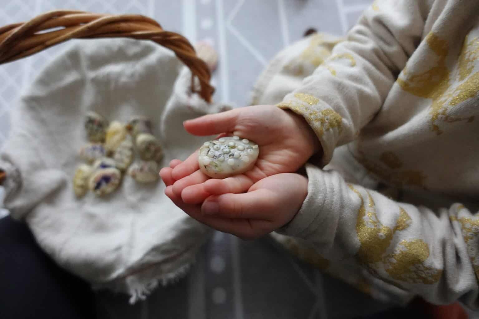 Beeswax Easter eggs Huevos Pascuales de Cera Niños & Nature