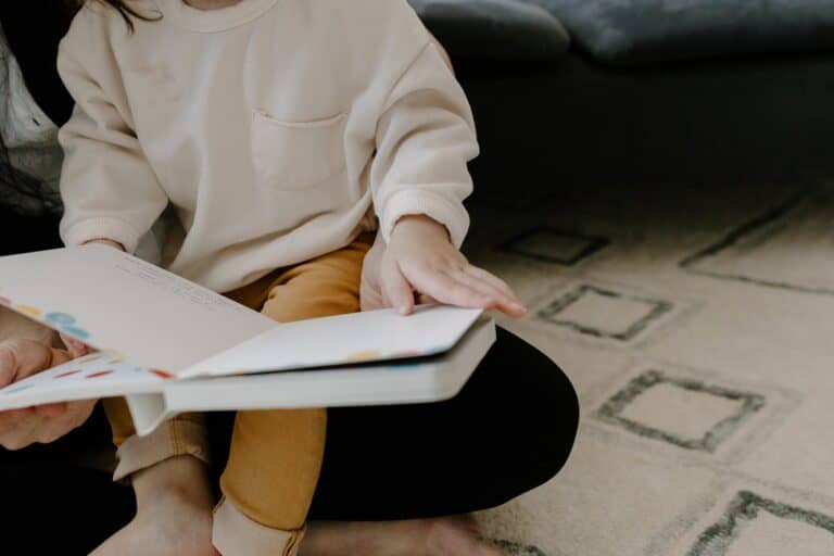 spanish children lap reading