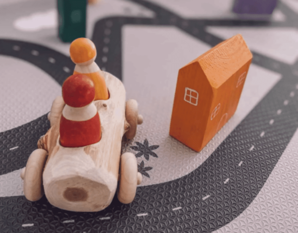 DIY Peg doll car - wooden toys diy